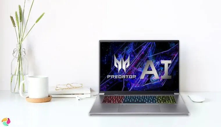 白色办公桌上摆放着宏碁 Predator Triton Neo 16 游戏笔记本电脑,以及供评测的装饰品