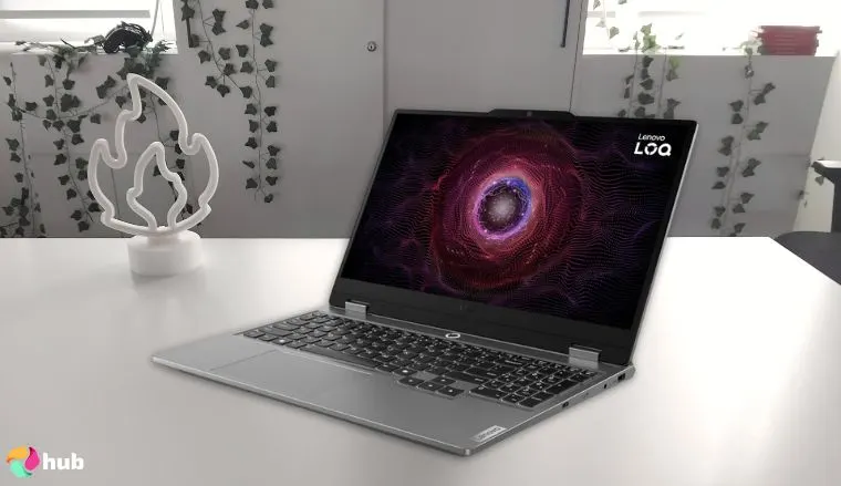 联想 LOQ 游戏笔记本电脑摆放在白色办公桌上,用于拍照