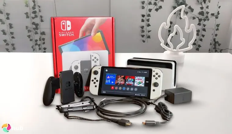 任天堂Switch（OLED版）游戏机摆放在白色办公桌上，用于专业产品评测。