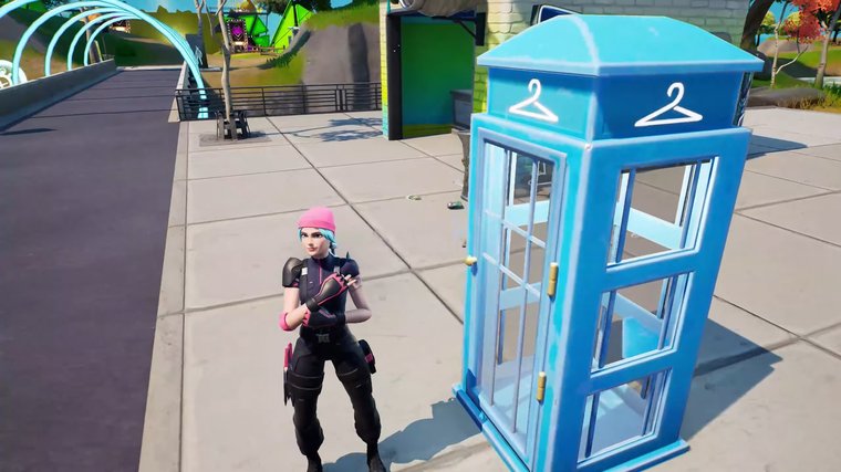 Fortnite Wildcat Bundle - putting on a skin from the bundle