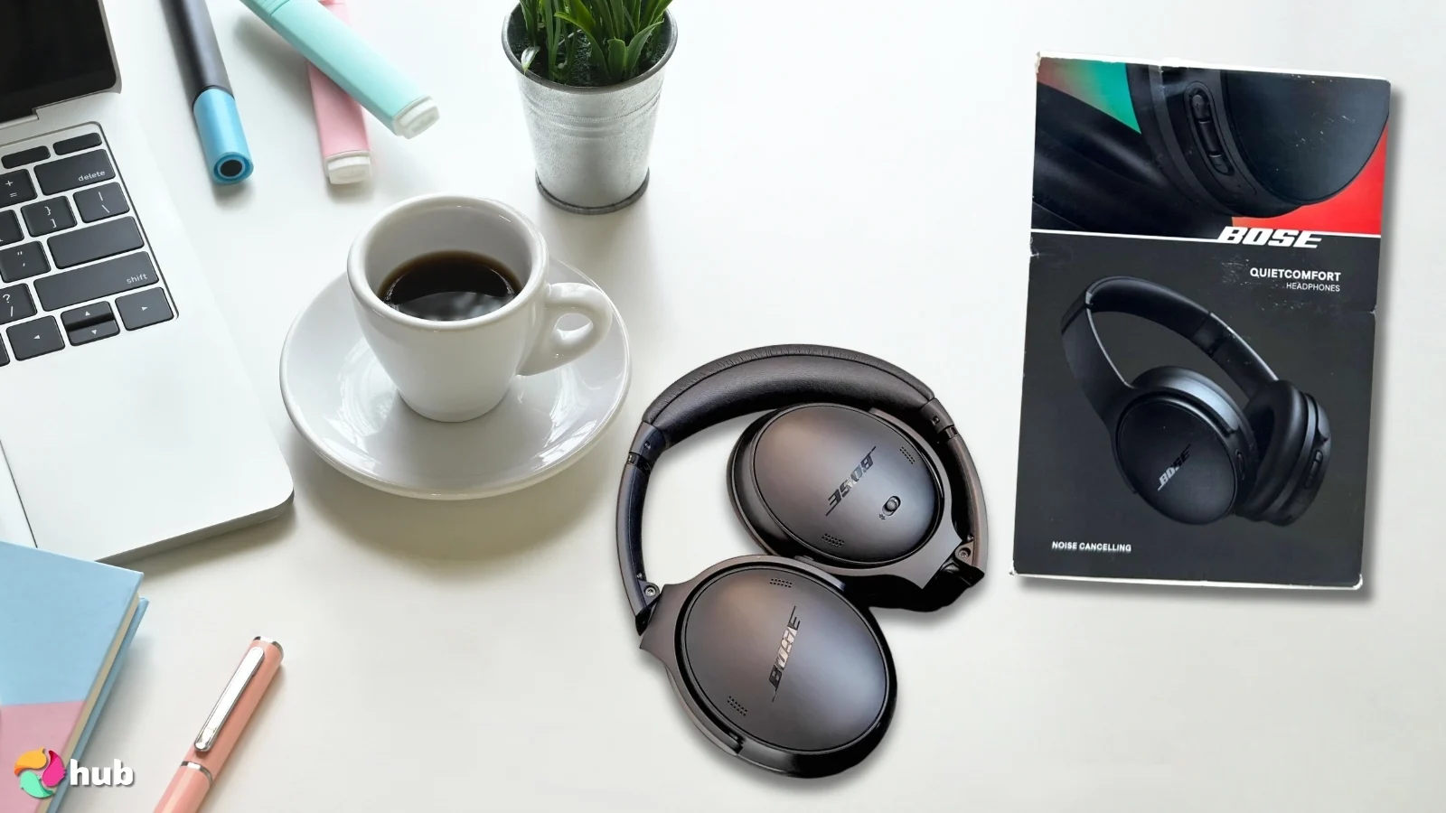Auriculares Bose QuietComfort on a white office desk with natural light ready for a review