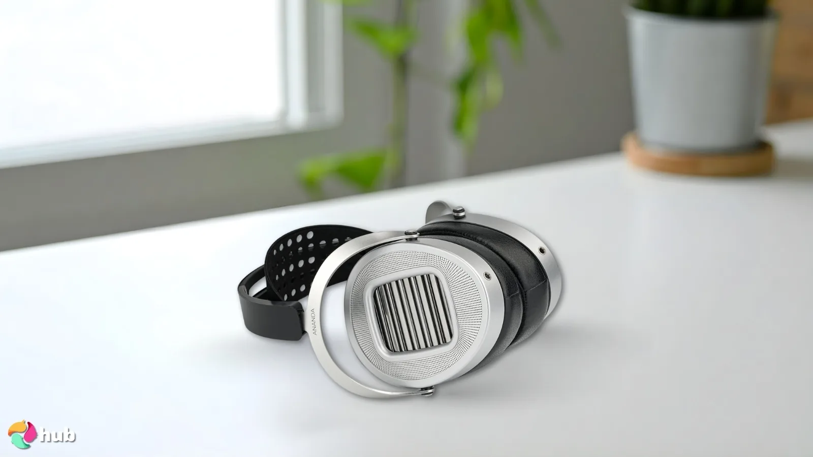Presentación de los HIFIMAN Ananda Headphones on a white office desk in a clean setup for a review