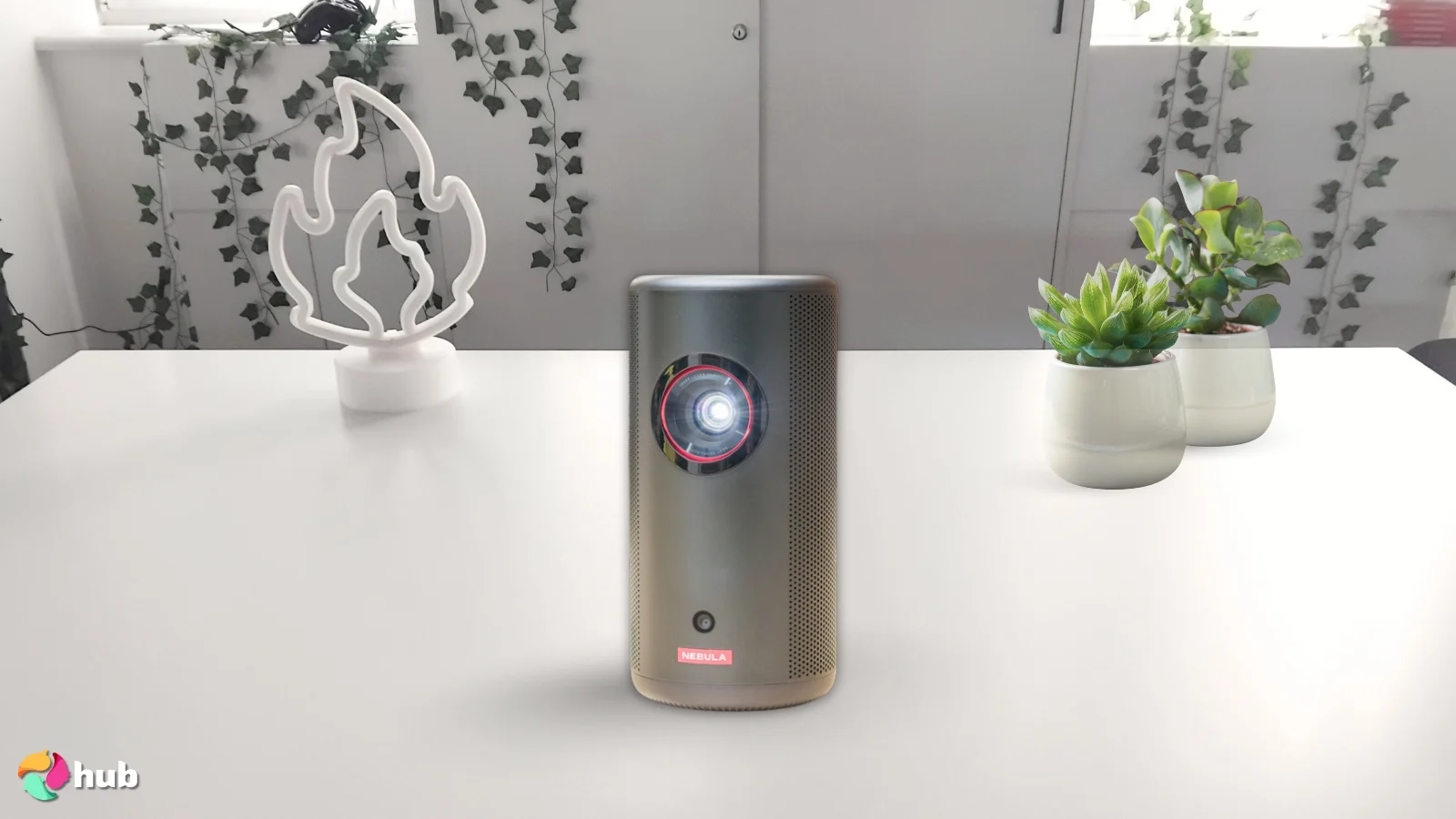 Cápsula Nebula Anker 3 Portable Projector on a white office desk with decorative items for a review