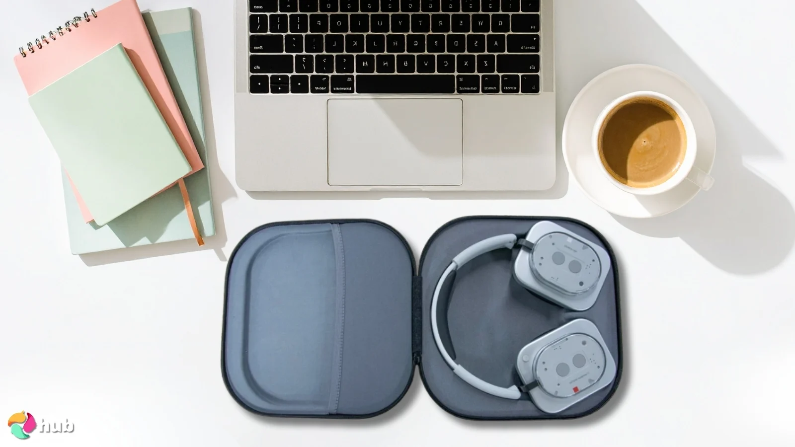 Auriculares Nothing (1) Headphones on a white office desk with simple styling for a review