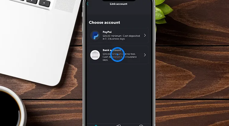 Mobile app screen showing the process of linking payment methods.
