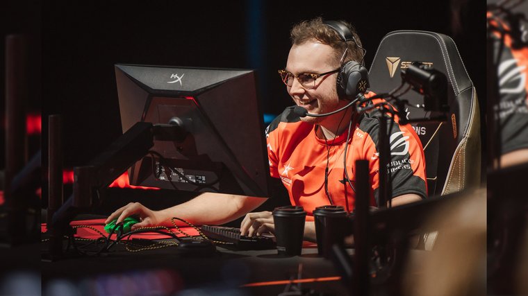 Valorant Esports Athlete brawk on a computer playing.