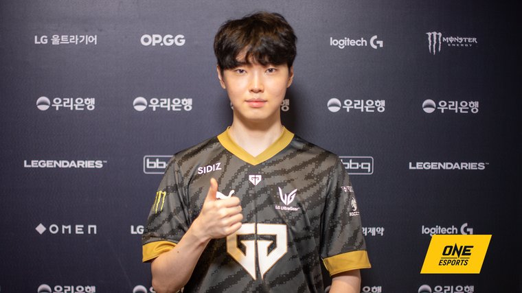 Chovy athlete from Gen.G League of Legends posing for a picture with thumbs-up.