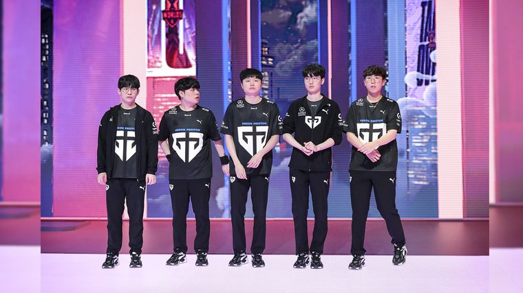League of Legends Esports Team Gen.G standing together posing for a picture.