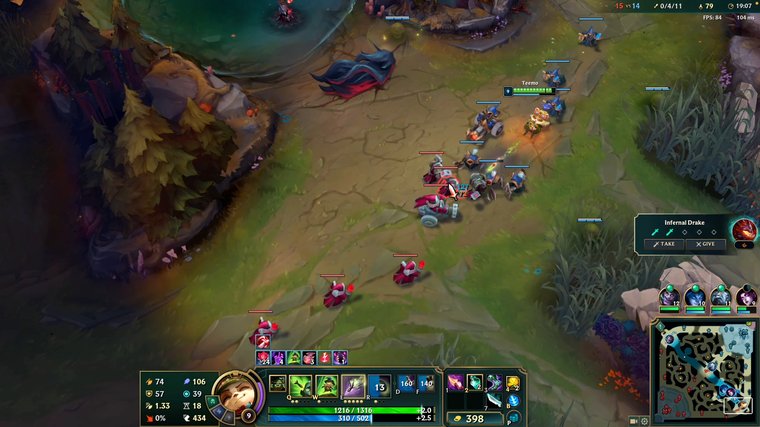 League of Legends Teemo in the lane farming minions.