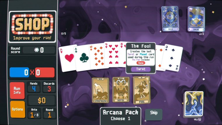 Captura de pantalla del juego Balatro en la que se muestra un paquete de Arcana abierto con tres cartas del tarot entre las que elegir: «La Fuerza», «El Diablo» y «El Loco», con una descripción emergente visible sobre «El Loco».