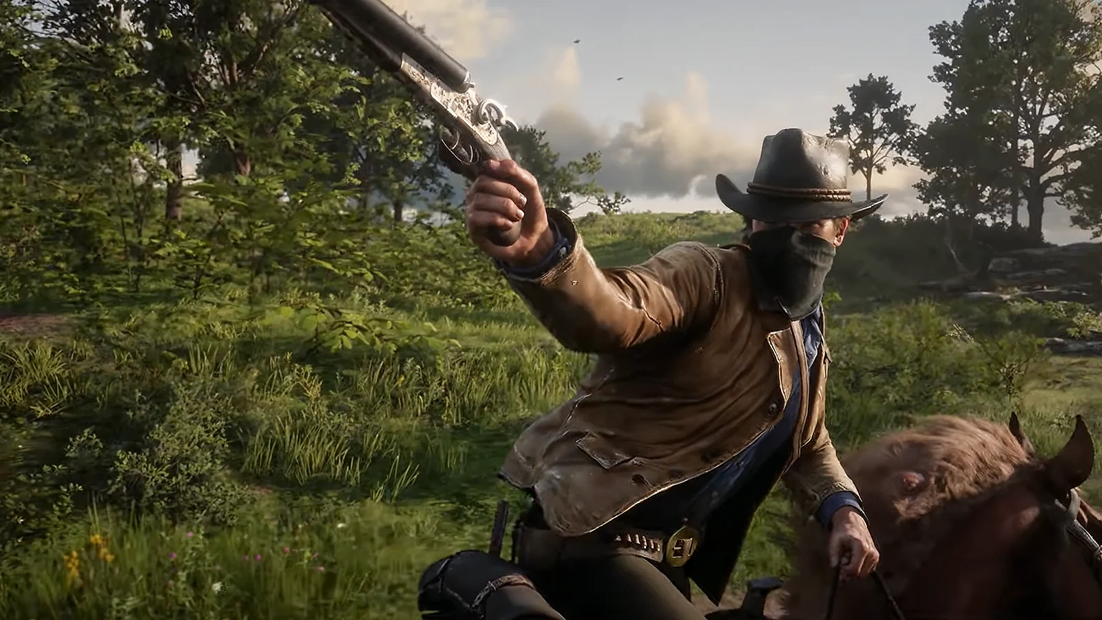 Arthur Morgan a caballo con el arma desenfundada en Red Dead Redemption 2