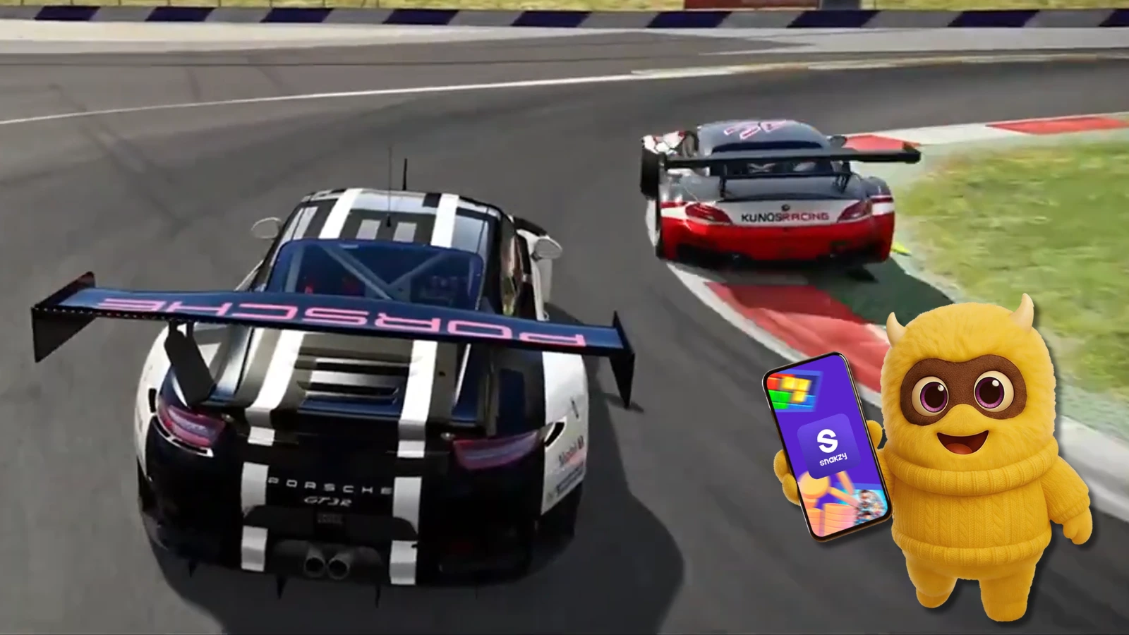 La mascota Snakzy sostiene un teléfono con la aplicación junto a los coches de carreras de «Assetto Corsa Ultimate Edition»