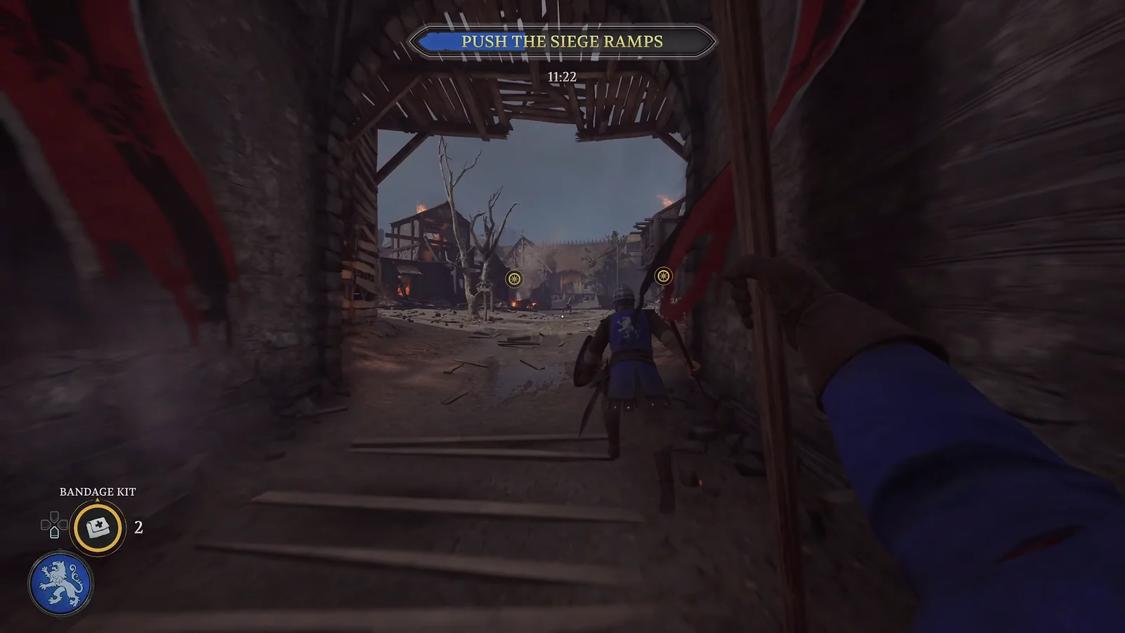 Medieval Slasher: Pushing siege ramps during a castle assault in Chivalry 2