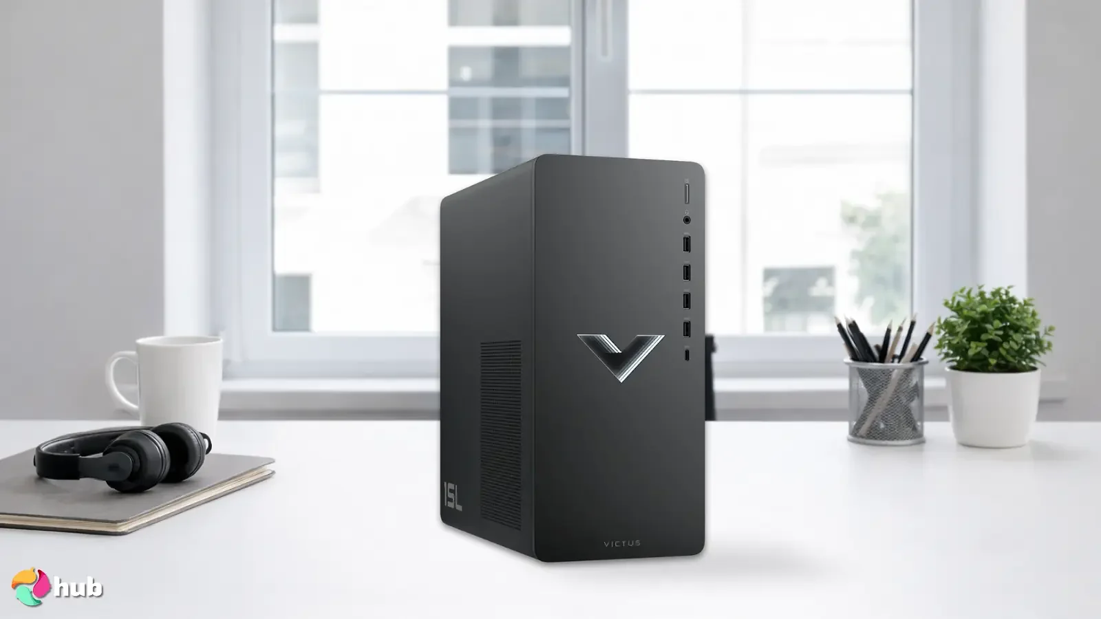 Komputer do gier HP Victus 15L na białym biurku o prostej stylistyce – recenzja
