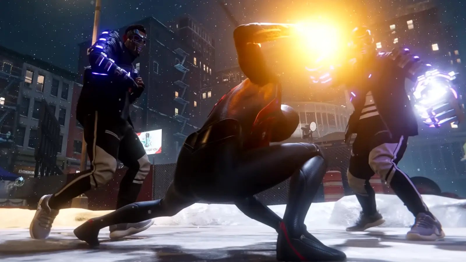 Miles Morales se enfrenta a sus enemigos durante una pelea nocturna en las calles de Nueva York