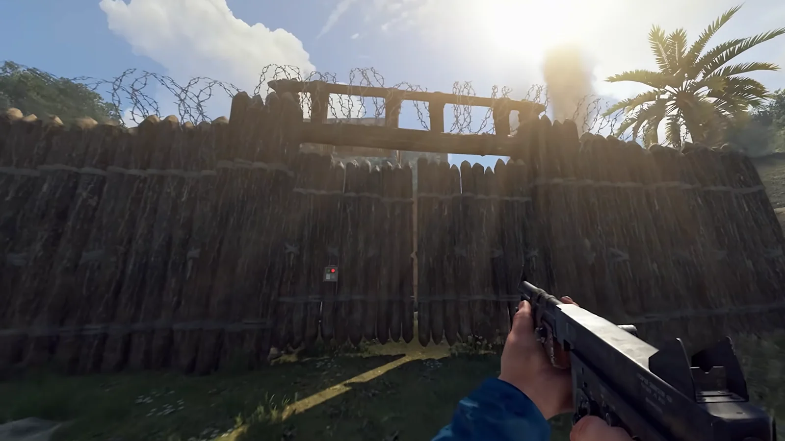 Jugador de Rust apuntando con un rifle al aire libre durante un enfrentamiento PvP