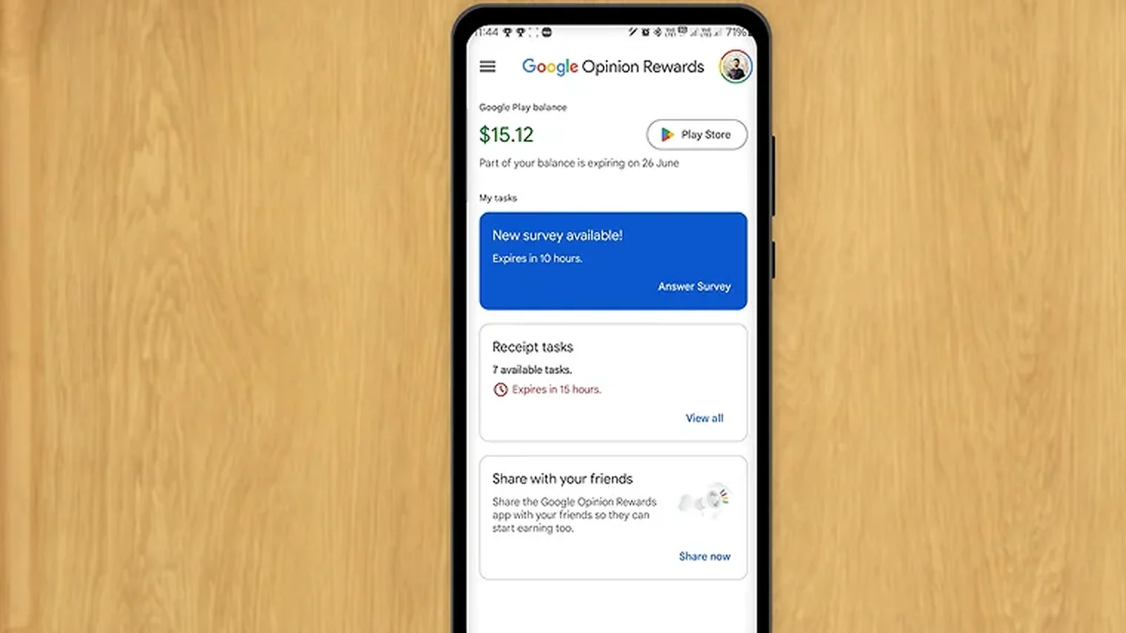 Um smartphone em cima de uma mesa, com o ecrã da aplicação Google Opinion Rewards.