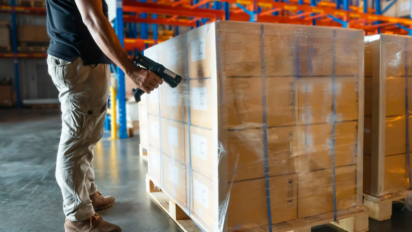 Existencias de palés al por mayor que se están preparando para el servicio FBA de Amazon
