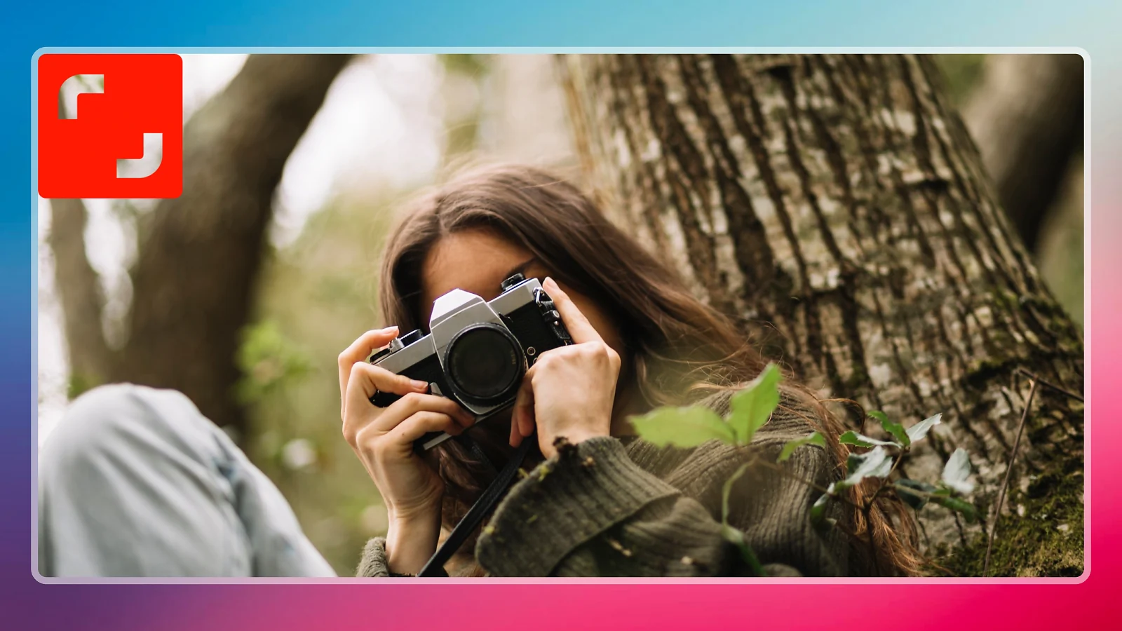 Una mujer haciendo una foto, logotipo de Shutterstock