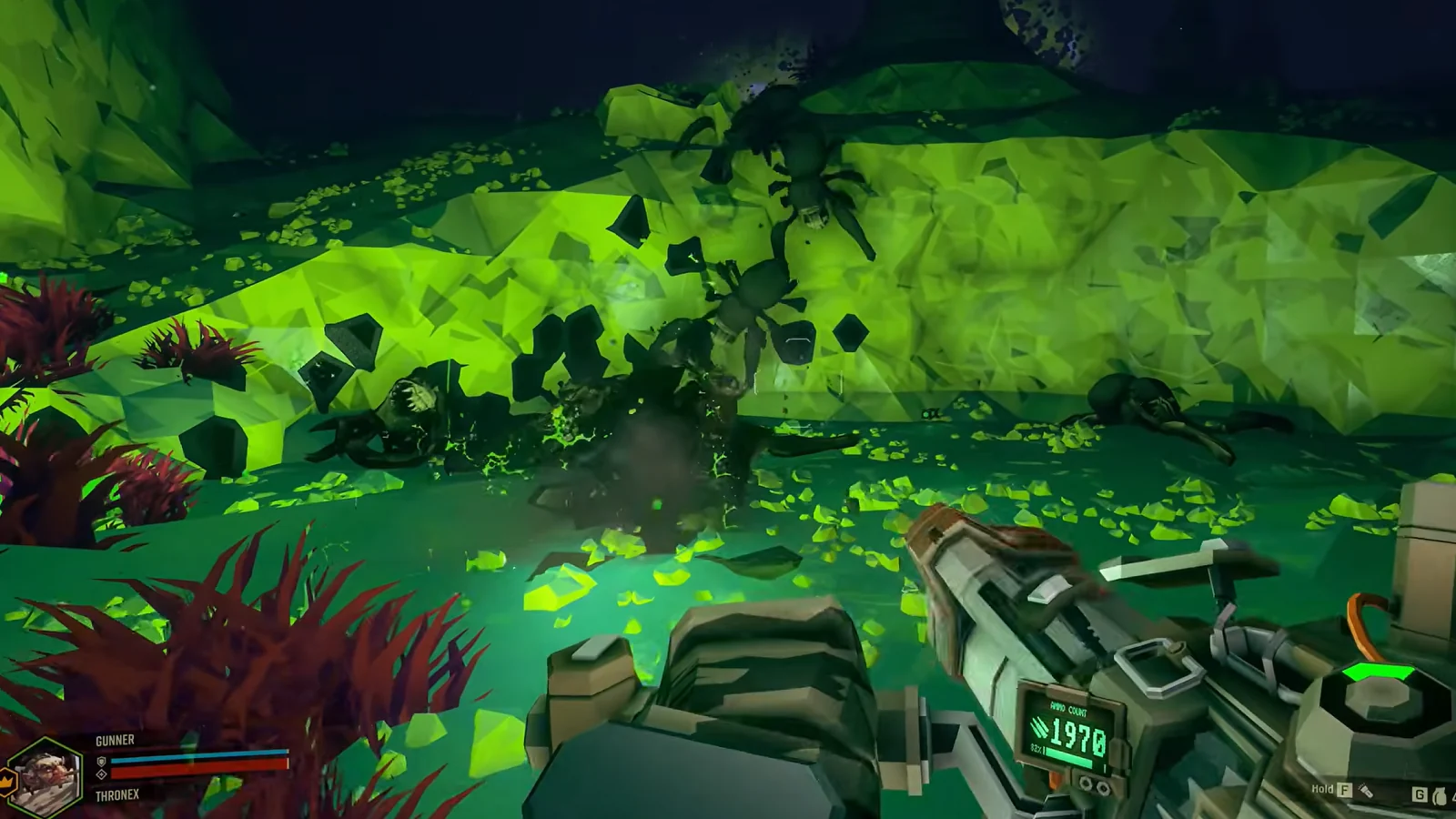 Rozgrywka w grze „Deep Rock Galactic”, przedstawiająca gracza eksplorującego świecącą na zielono obcą jaskinię.