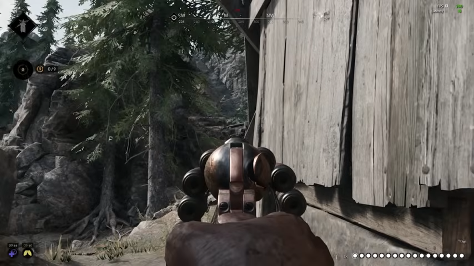 Hunt: Showdown 1896 - O melhor jogo de caça a monstros em modo PvPvE - Uma perspetiva na primeira pessoa de um caçador a apontar um revólver Scottfield Brawler ao lado de um edifício de madeira desgastado pelo tempo, com vista para um caminho de montanha rochoso e ladeado por pinheiros