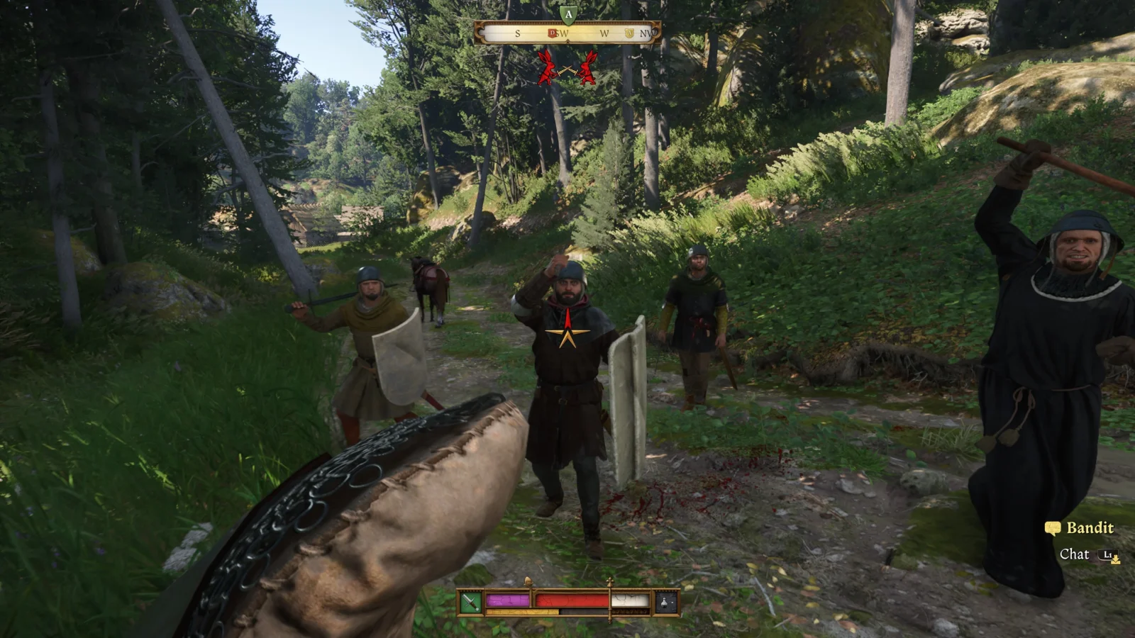 Kingdom Come: Deliverance II - Melhor Imersão Histórica - O Henry envolvido num combate medieval numa estrada de terra batida, a enfrentar um bandido que está a levantar uma grande arma de duas mãos para atacar, enquanto outros combatentes armados e um cavalo são visíveis ao fundo