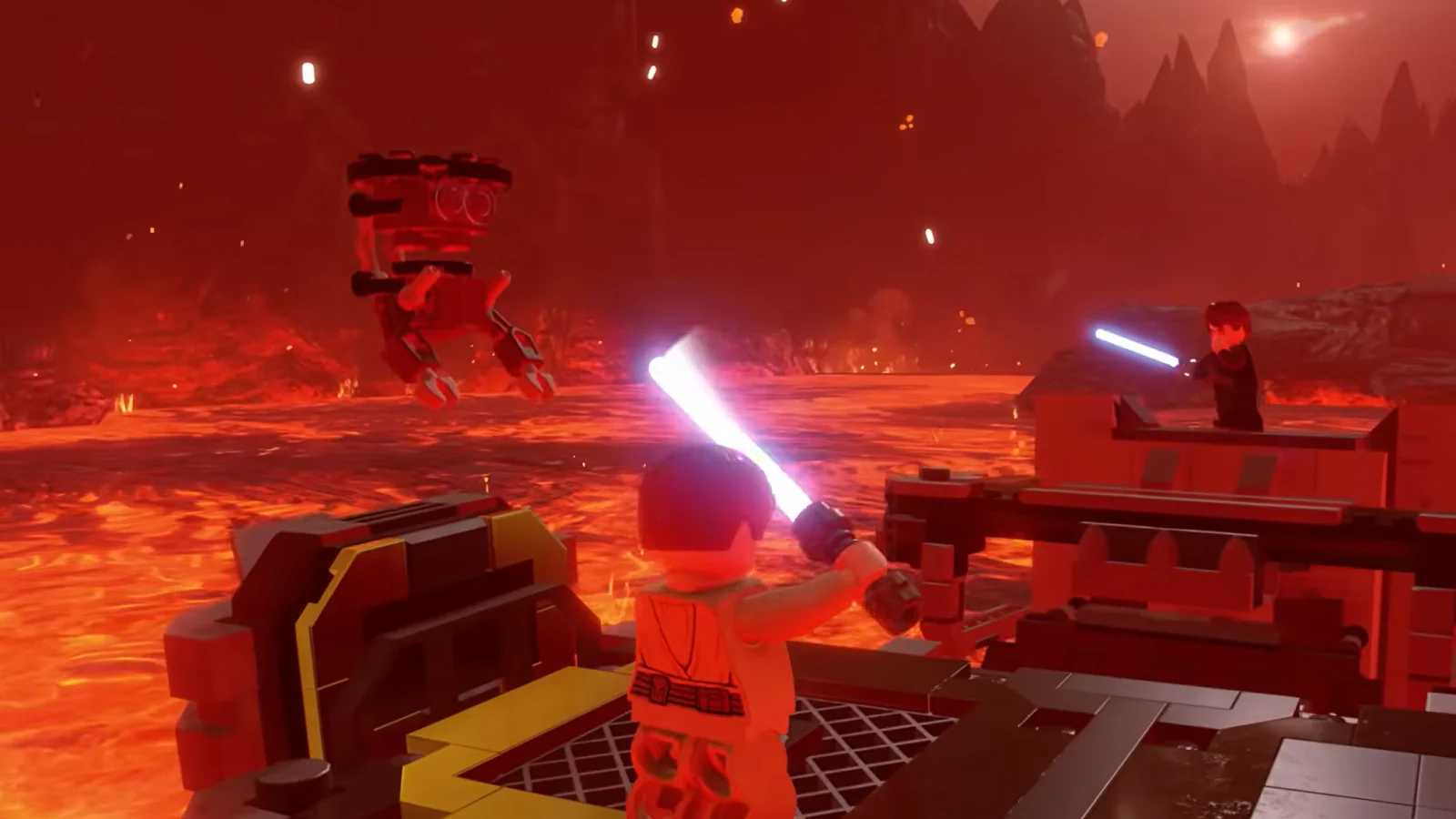 Rozgrywka z gry „LEGO Star Wars” przedstawiająca walkę na miecze świetlne nad krajobrazem pokrytym lawą.
