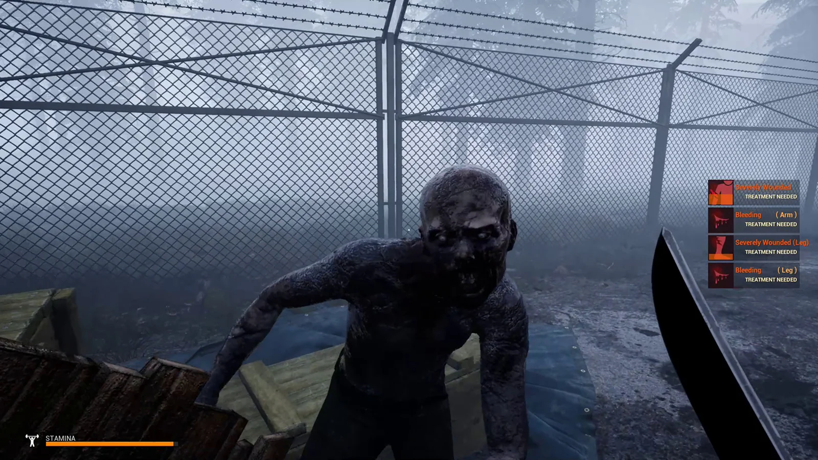 Mist Survival - O melhor jogo parecido com o DayZ para sobrevivência a solo e furtividade - Uma perspetiva na primeira pessoa de um jogador a segurar uma grande faca de combate, enquanto um mutante infetado, pálido e sem cabelo, se lança para a frente numa área exterior enevoada, cercada por uma vedação de arame