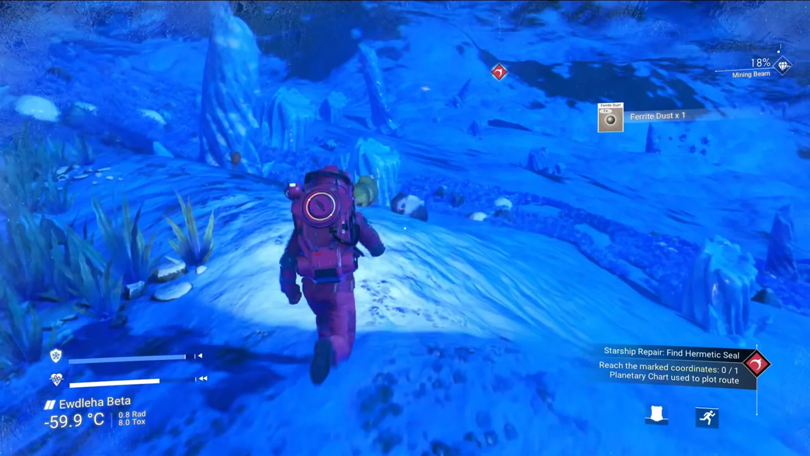 No Man's Sky - A melhor imersão na exploração espacial - Uma perspetiva na terceira pessoa de um explorador vestido com um fato espacial cor-de-rosa e uma mochila volumosa de suporte de vida, enquanto corre pelo terreno alienígena azul e coberto de neve do planeta Ewdleha Beta