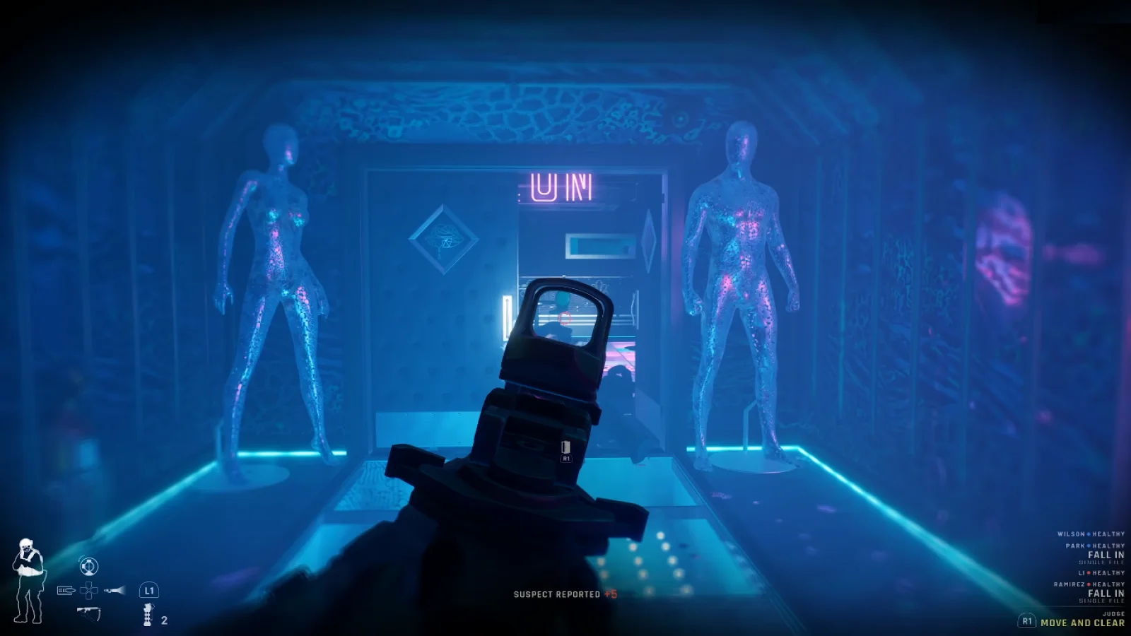 Ready or Not – A Melhor Imersão Tática – Uma perspetiva na primeira pessoa do agente da SWAT Judge, do jogo Ready or Not, a apontar uma espingarda de assalto equipada com uma mira holográfica ao longo de um corredor escuro, iluminado por néons, ladeado por dois manequins brilhantes e translúcidos