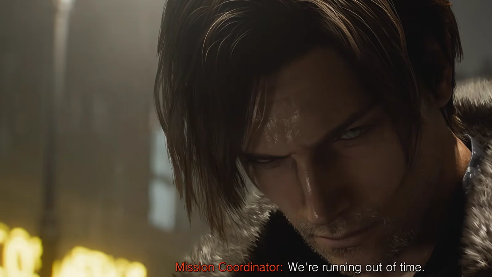 Extrait de gameplay de Resident Evil montrant un gros plan sur Leon au cours d'une scène cinématique sombre.