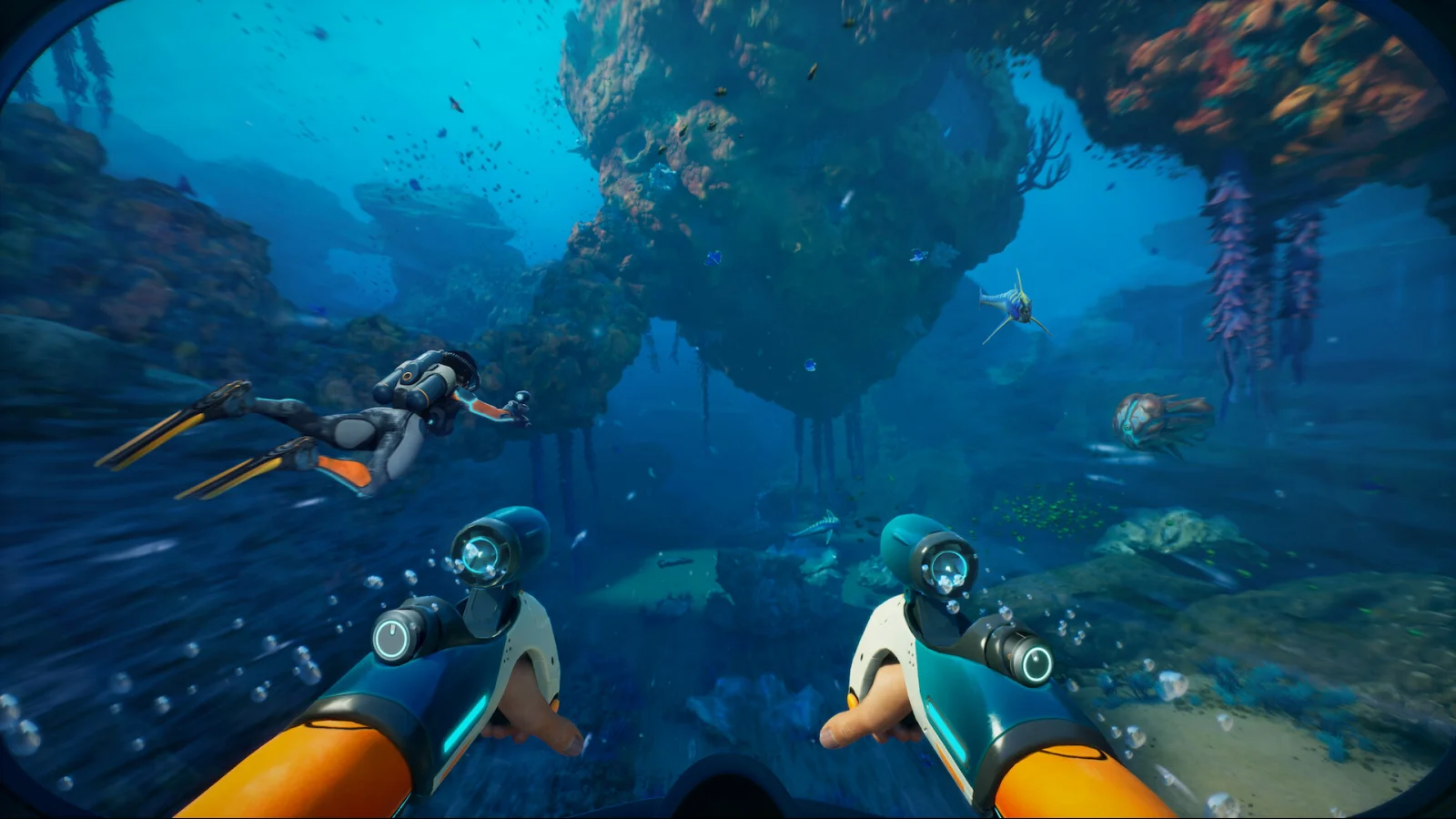 Subnautica - A melhor imersão em sobrevivência - Uma perspetiva na primeira pessoa de um mergulhador com um fato de mergulho amarelo e branco a nadar debaixo de água, enquanto observa outro explorador com um fato semelhante perto de recifes de coral alienígenas gigantes e de flora aquática