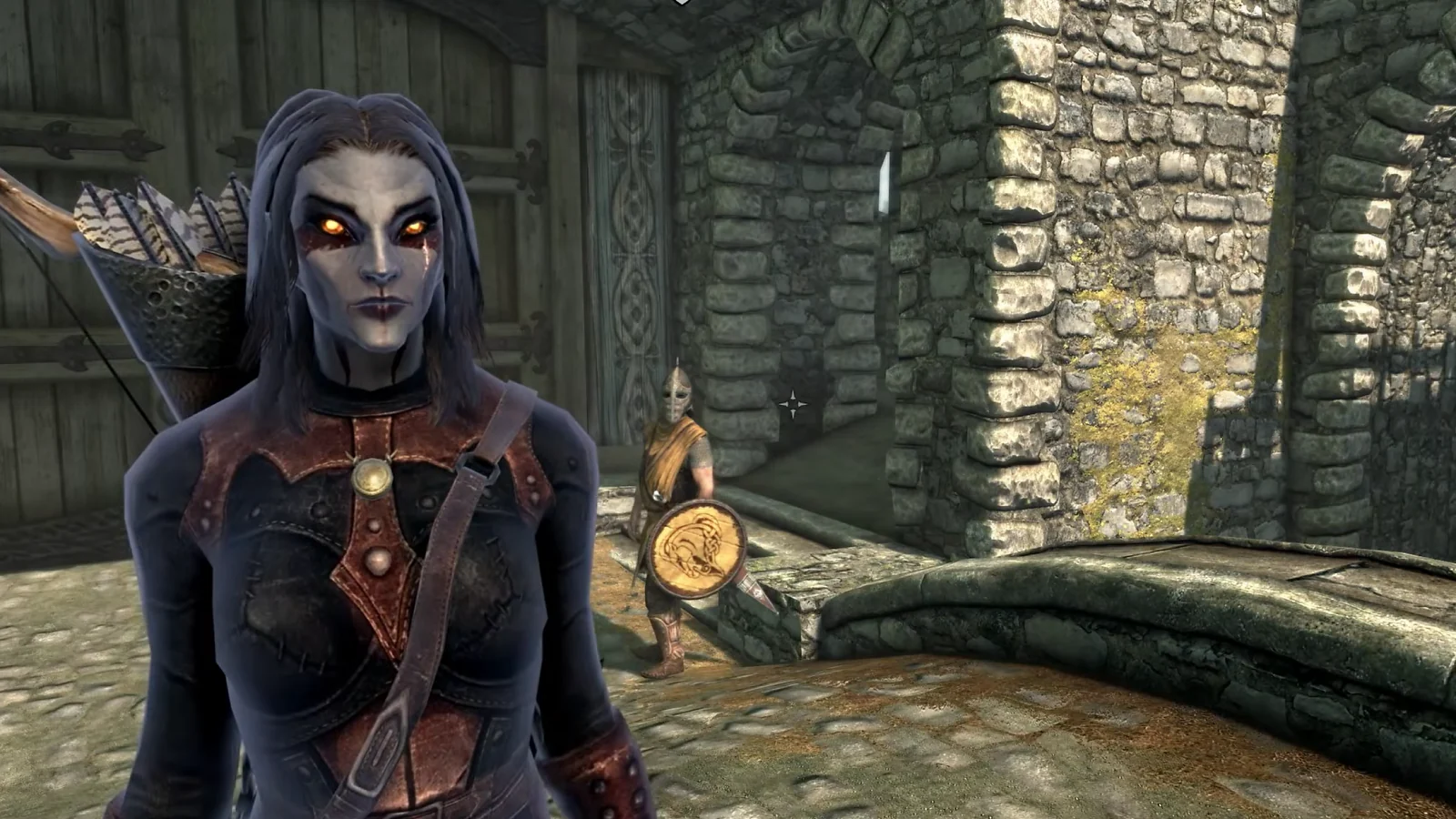 Extrait de gameplay de The Elder Scrolls montrant une vampire debout dans une cour médiévale pavée.