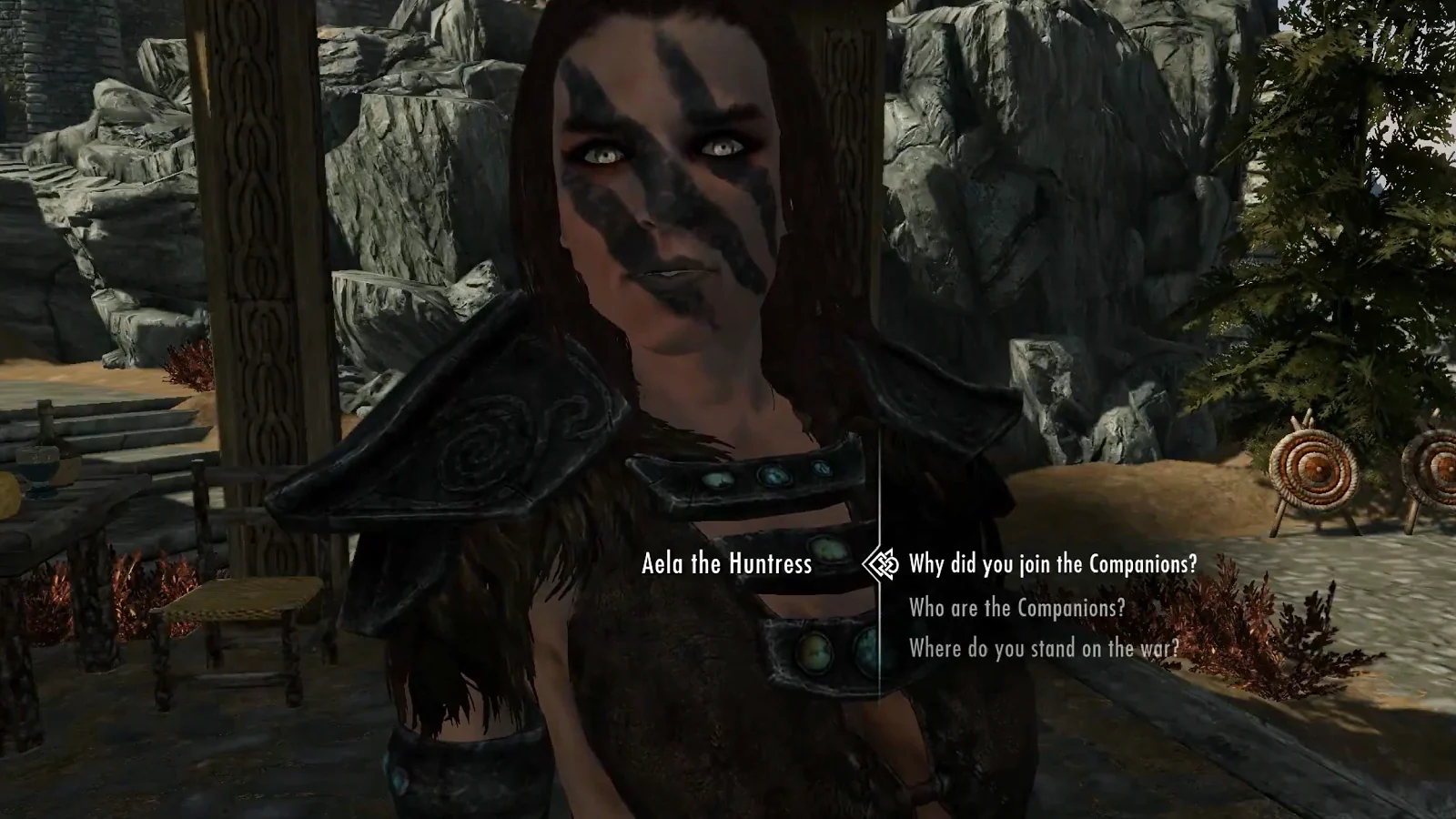 Imagens do jogo The Elder Scrolls que mostram uma conversa com um guerreiro numa floresta.