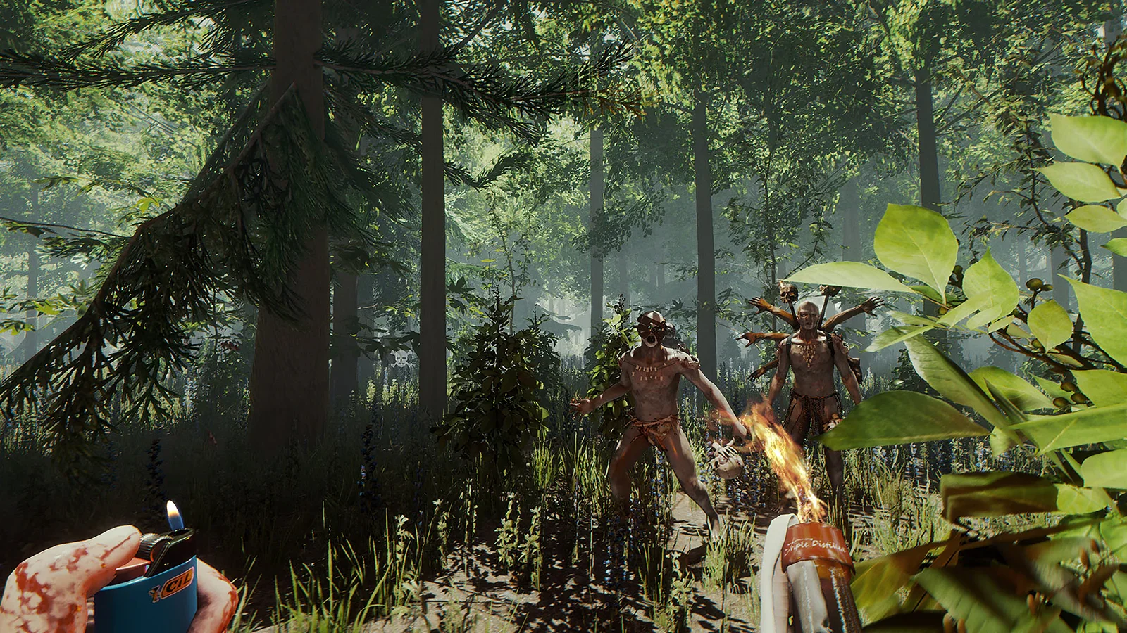 The Forest - O melhor jogo semelhante ao DayZ para survival horror cooperativo - Uma imagem na primeira pessoa de um jogador a segurar um isqueiro aceso numa floresta densa e ensolarada, enquanto dois canibais mutantes agressivos e cobertos de sangue — um deles a segurar uma tocha acesa — se aproximam por entre as árvores