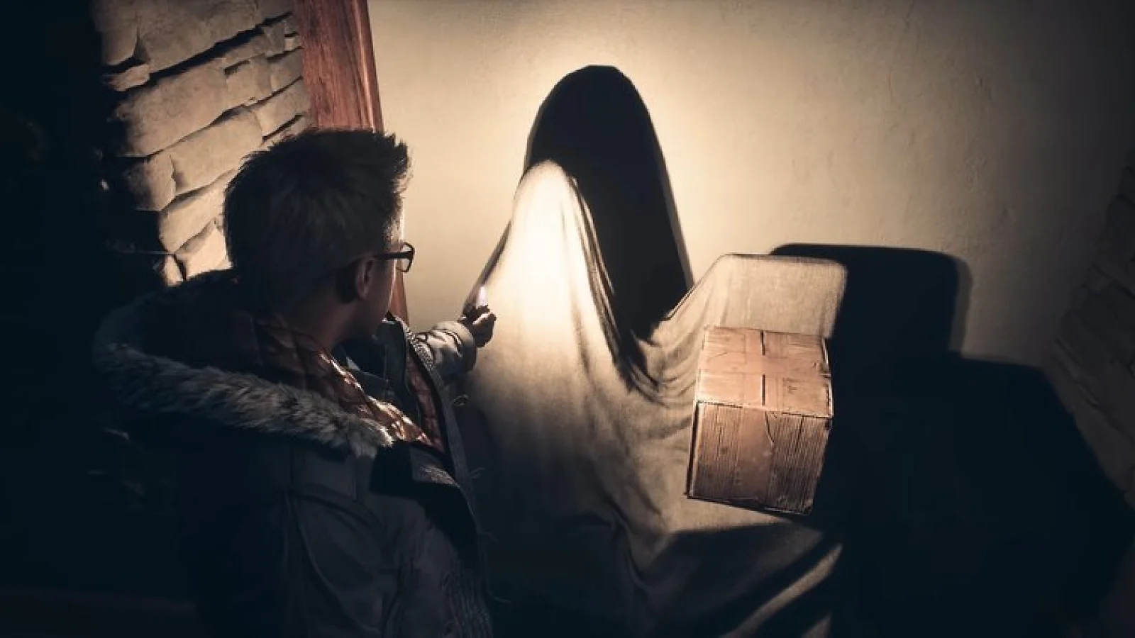 Until Dawn gameplay showing a character examining clues on a wall with a flashlight.