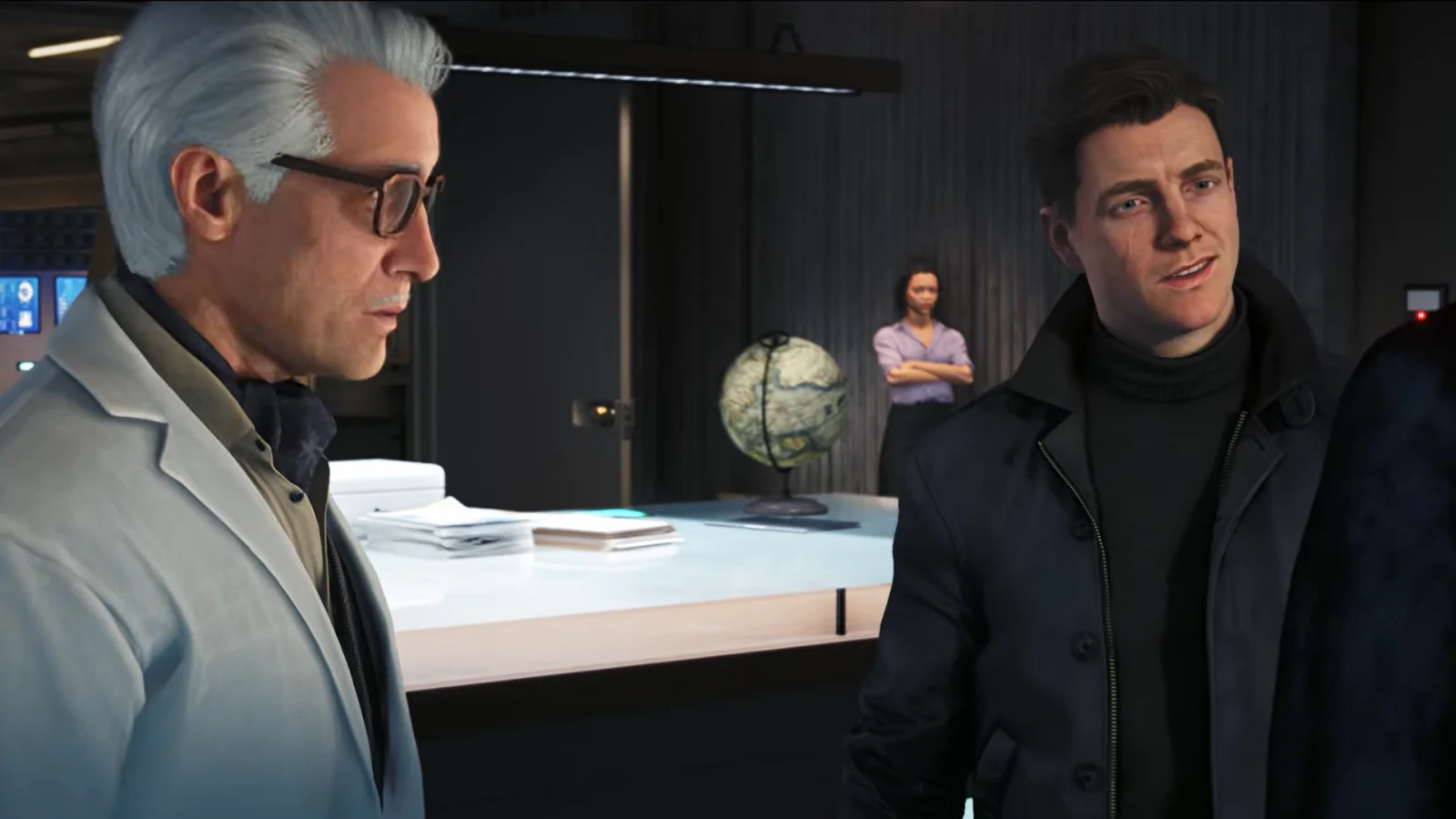 Un jeune James Bond s'entretient avec un homme aux cheveux blancs dans un bureau moderne.