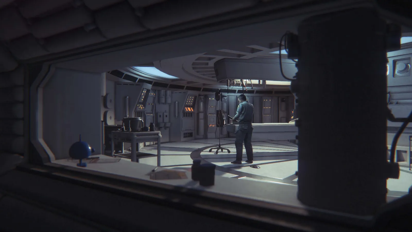 Alien: Isolation lone worker in a quiet retro futuristic station office