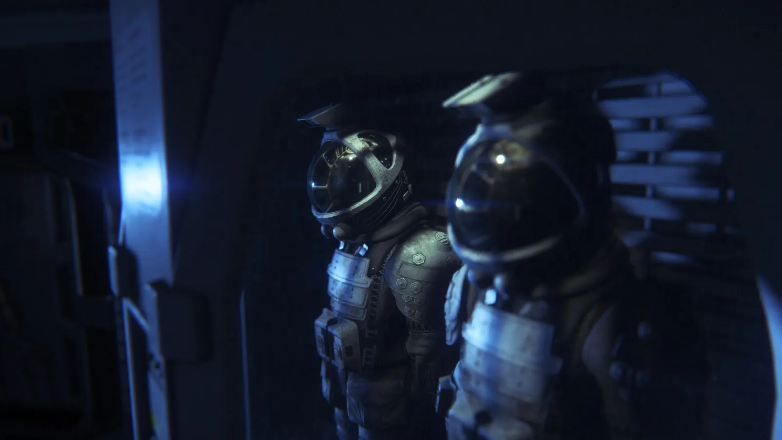 Alien: Isolation two figures in heavy eva suits in a dim corridor