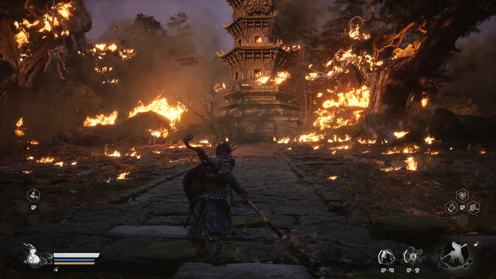 Black Myth: Wukong - Una visuale in terza persona di un guerriero scimmia che si avvicina a un tempio in fiamme
