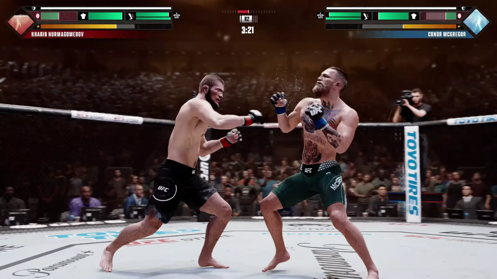 Khabib Nurmagomedov i Conor McGregor wymieniają ciosy w oktagonie UFC