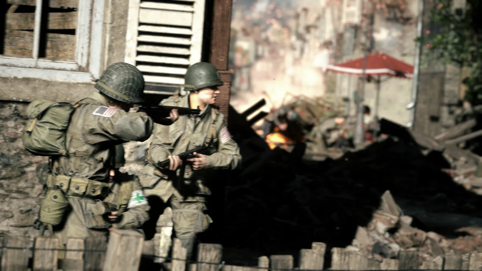 Hell Let Loose soldiers advancing through rubble strewn street