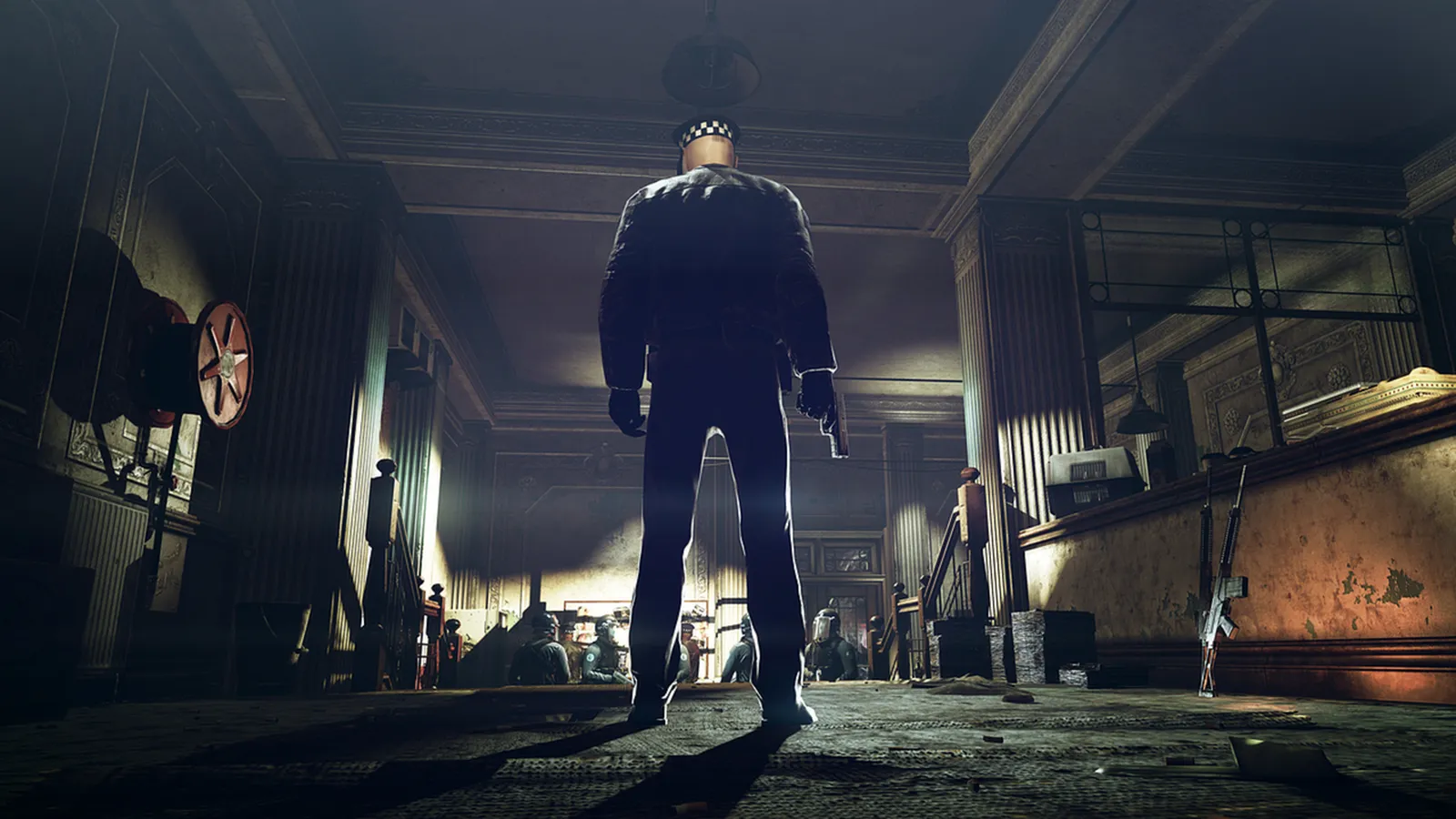 Hitman: Absolution silhouette facing armed guards corridor