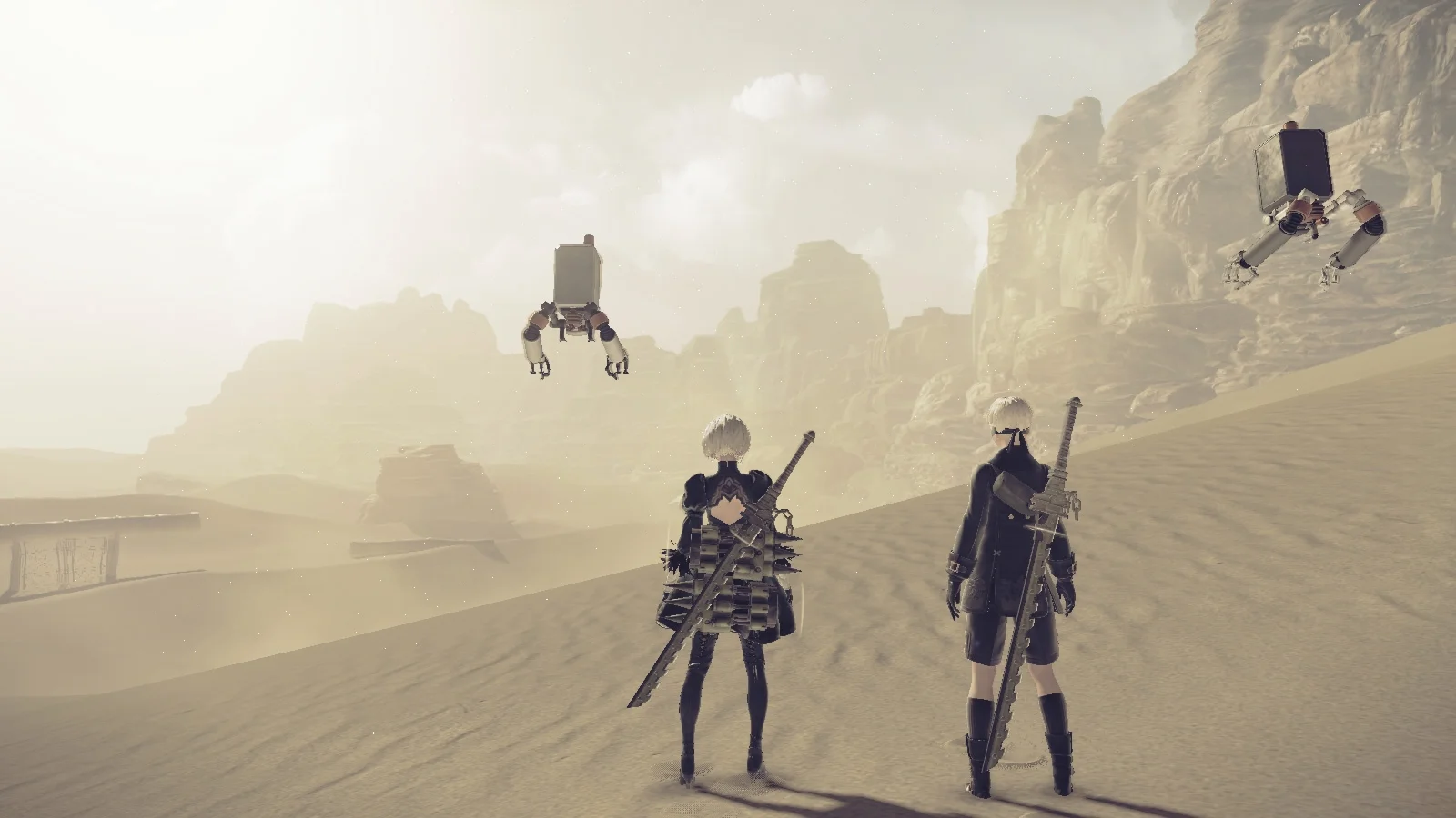 NieR: Automata - Una visuale in terza persona di due guerrieri Android che stanno fianco a fianco in un vasto deserto