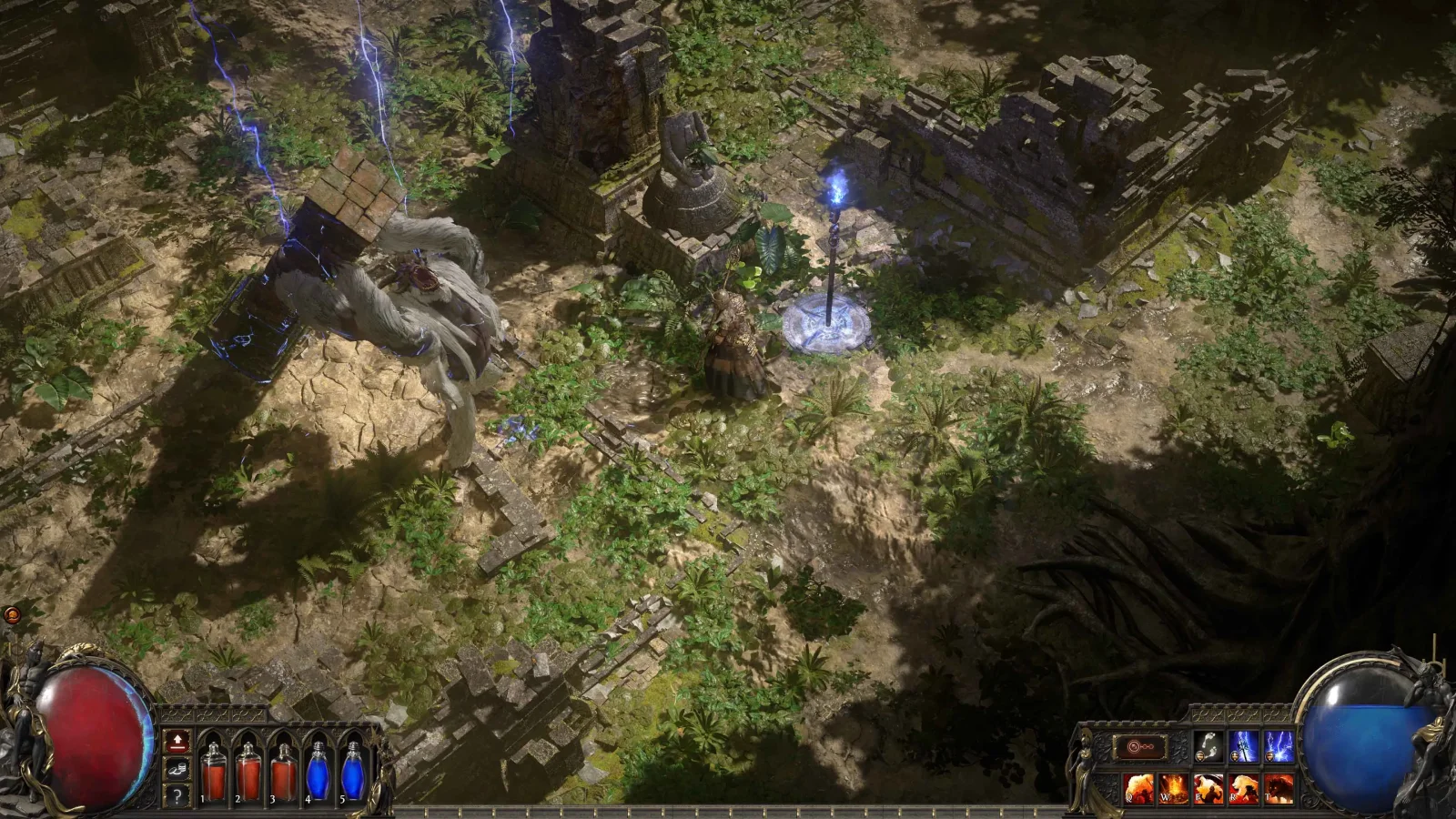 Path of Exile 2 - Le meilleur jeu de type « dungeon crawler » pour la création de builds complexes - Vue isométrique d'un héros affrontant un monstre de pierre dans les ruines d'une jungle antique