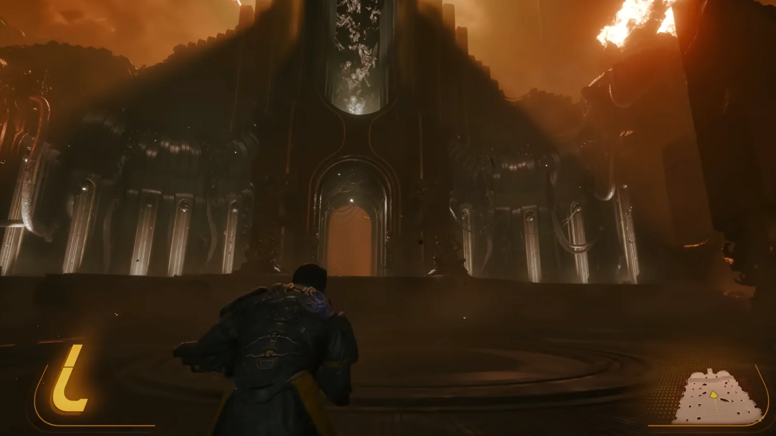 Un personnage s'approche d'une immense structure futuriste baignée d'une lumière orange.