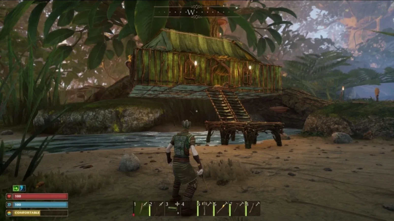 Smalland: Sobreviver na Selva - Jogo de sobrevivência em mundo aberto em miniatura, ambientado numa imensa região selvagem - Uma perspetiva na terceira pessoa de um pequeno sobrevivente em frente a uma casa de madeira construída sobre uma grande raiz de árvore