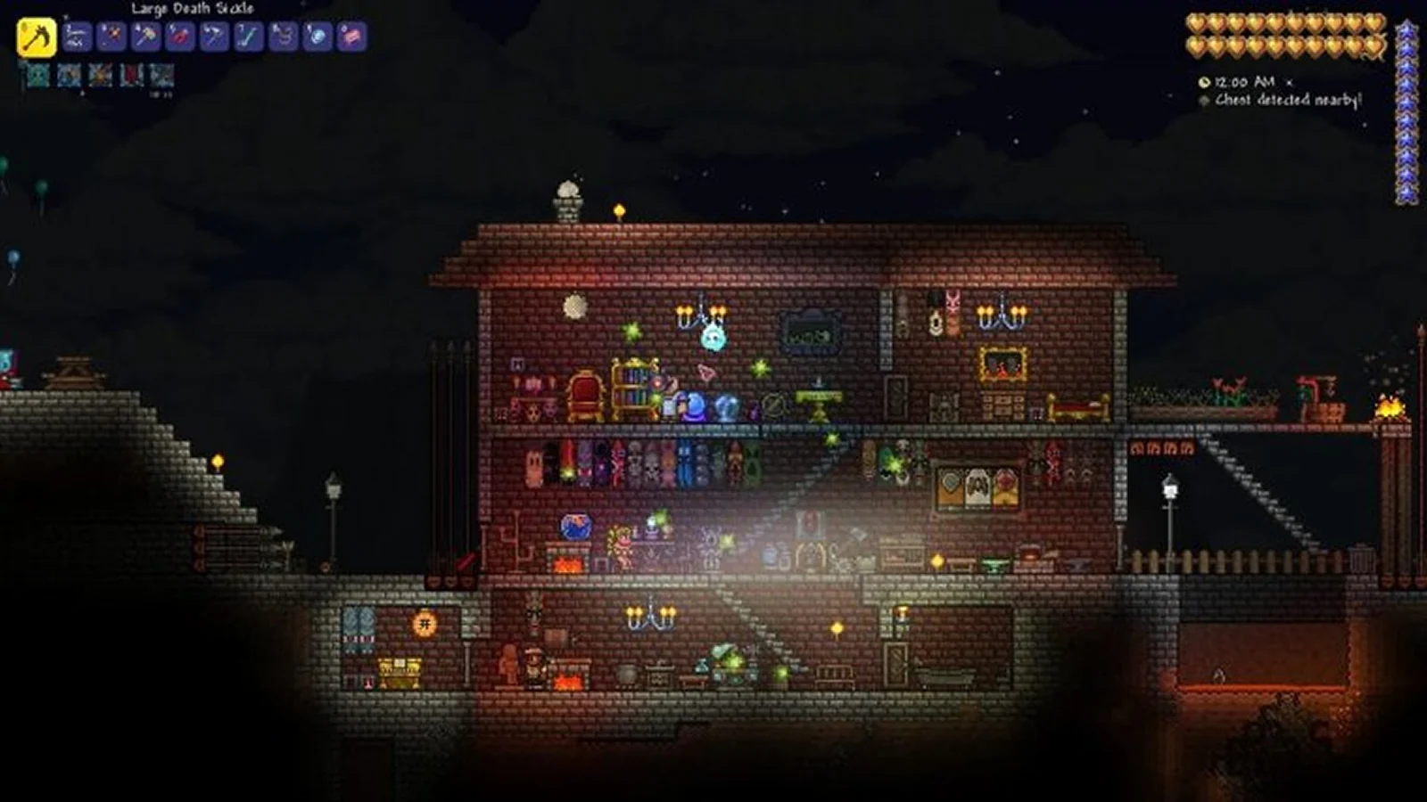 Di notte, un giocatore esplora una grande casa illuminata, disposta su più livelli.